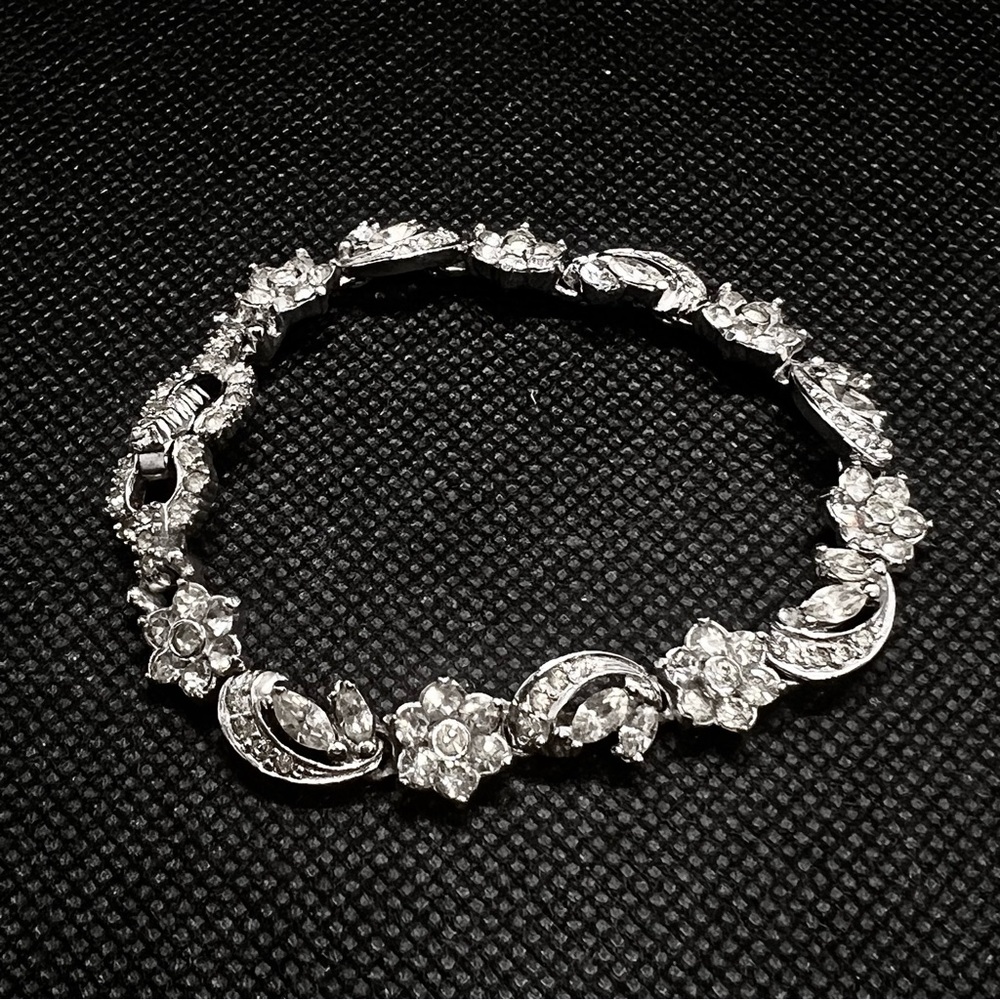 Pennino Floral Link Icy Rhinestones Bracelet Signed 7”, Silver Tone‎ Vintage
